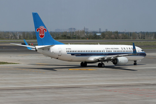 南航飞机在乌鲁木齐机场