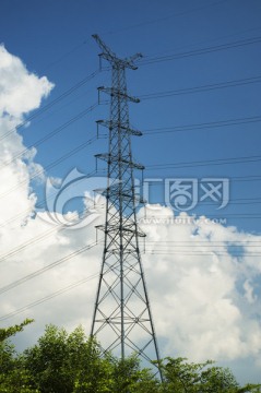 蓝天白云下的高压输电线背景