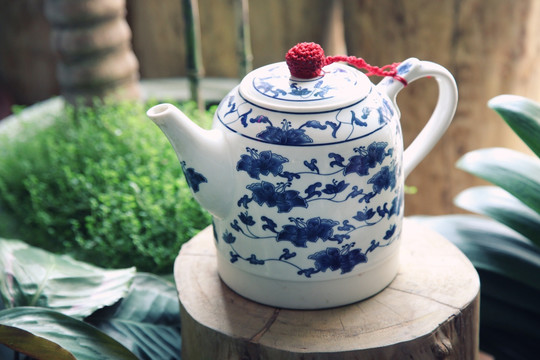 蓝花瓷大茶壶
