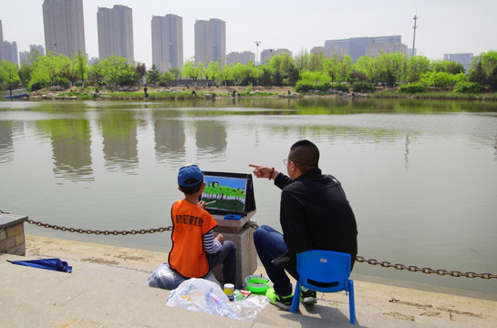 城市 湖边 小孩 画画