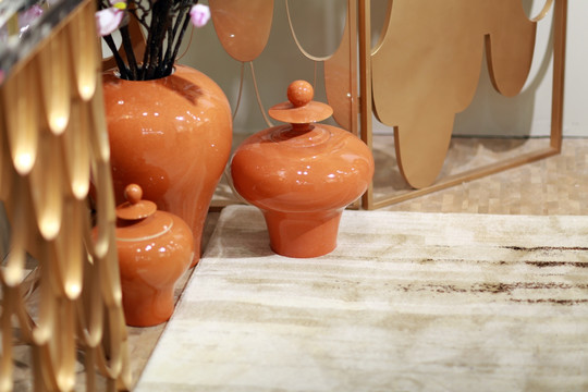 红色陶瓷花瓶