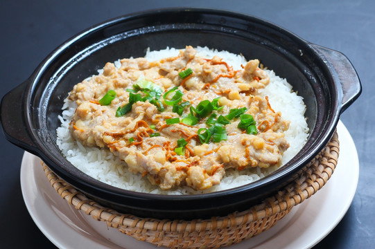 肉饼煲仔饭