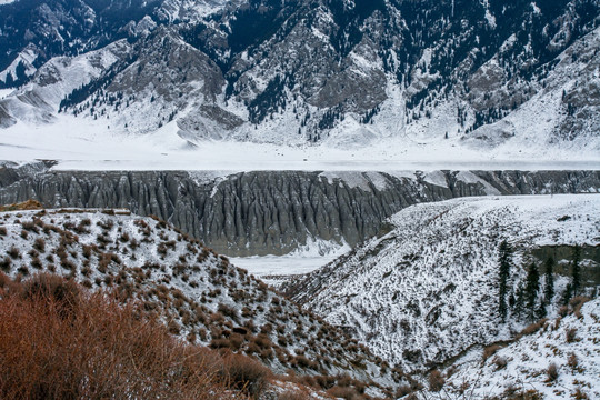 天山山脉积雪