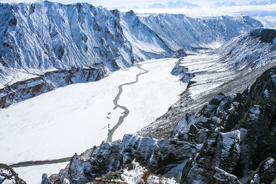 天山山脉积雪