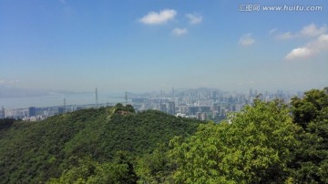 深圳梅林山上绿树成荫眺望香港