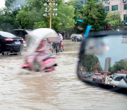 雨中骑行