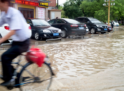 雨中骑行