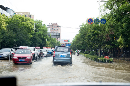 大雨后的马路