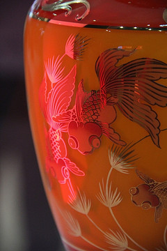 金鱼纹红色花瓶