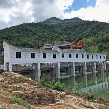 五指山红峡谷漂流