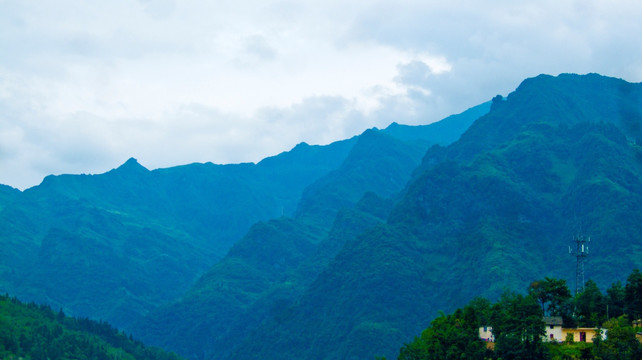 崇山峻岭