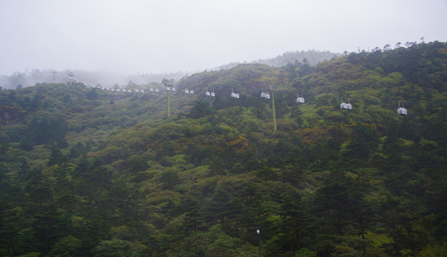 大雾中的轿子山