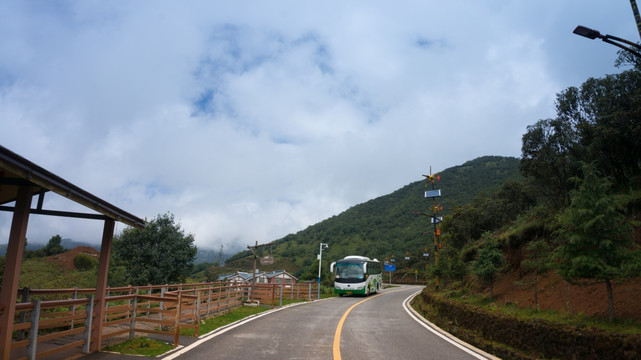 大雾中的轿子山