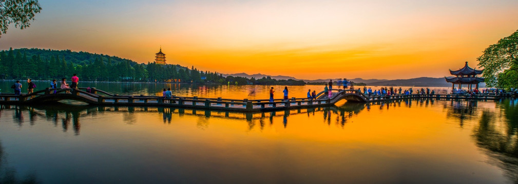 杭州西湖长桥夜景