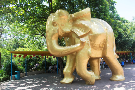 金色大象雕塑