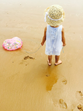 海边小宝宝背影