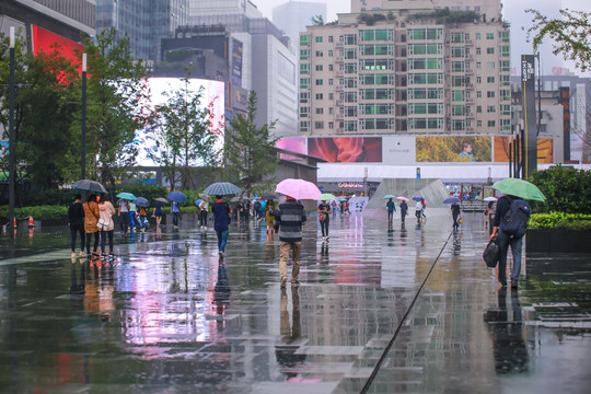 雨中的行人