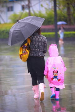 穿雨衣的小孩