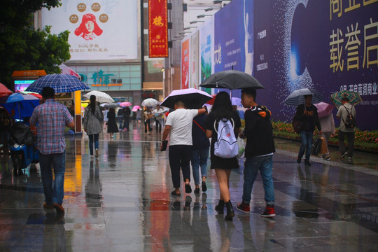 雨中的行人