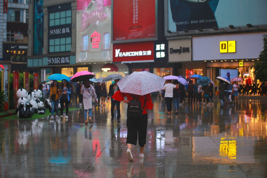 雨中的行人