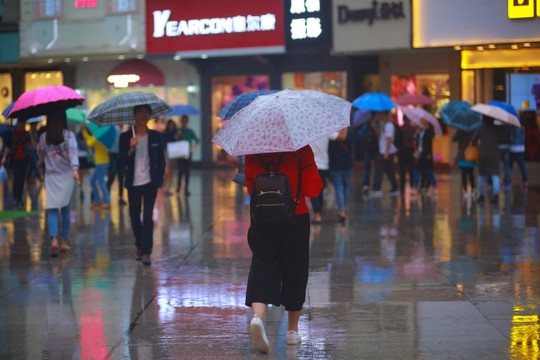 雨中的行人