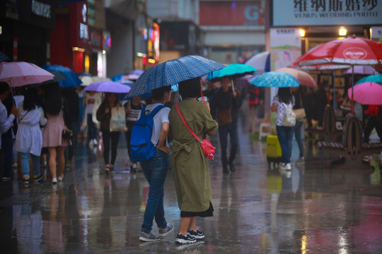 雨中的行人