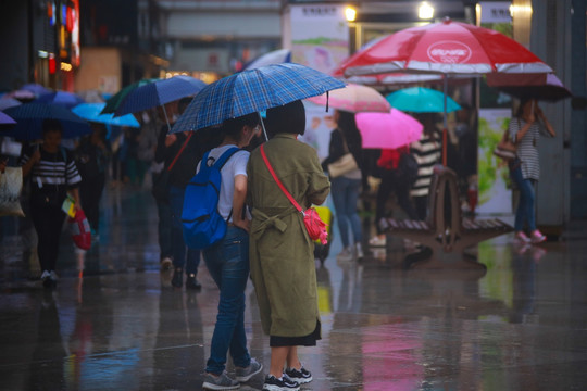 雨中的行人