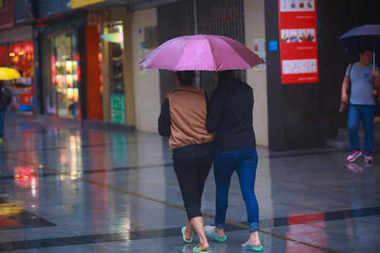 雨中的行人