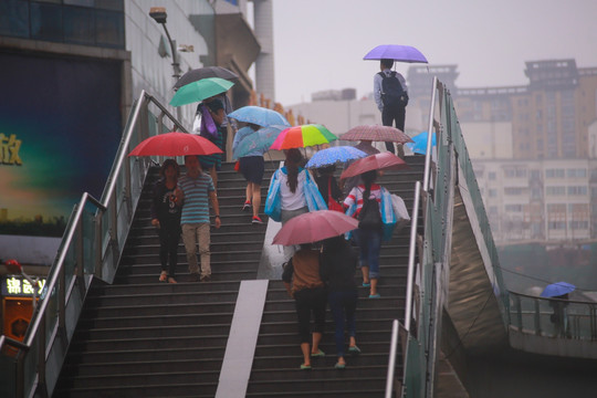 雨中的行人