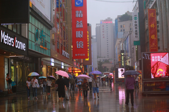 雨天行人