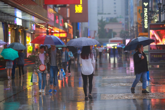 雨天行人