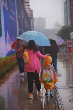 雨天行人