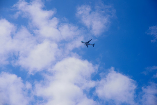 云层里的民航飞机
