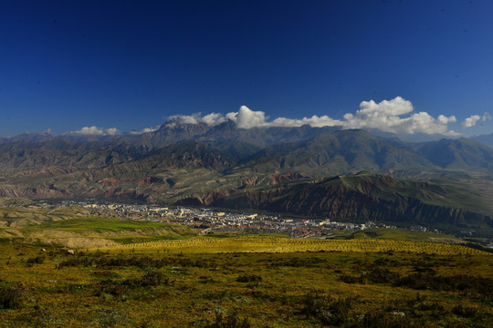 祁连县和卓尔山全景图
