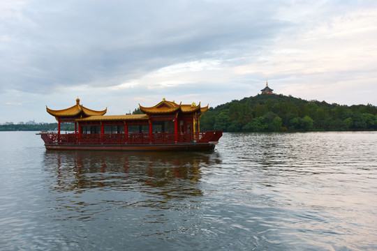 杭州西湖上的阁楼式游船