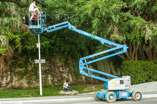 修理路灯 云梯车