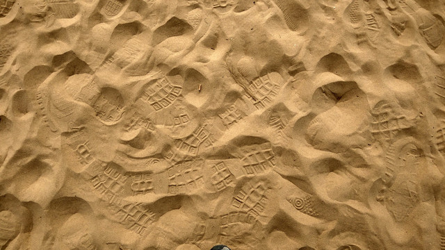 沙滩鞋印