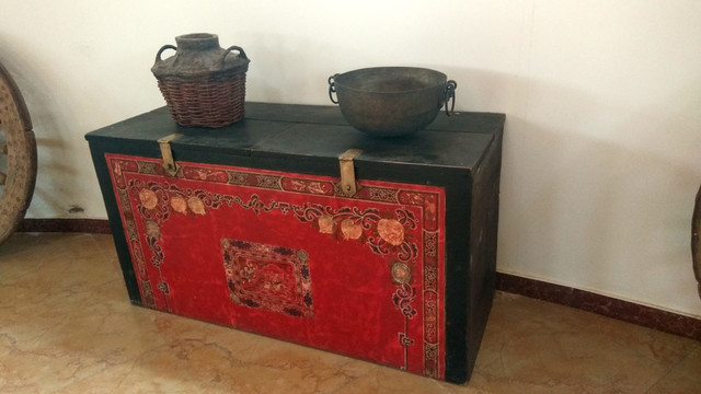 古代雕花衣柜铜锅