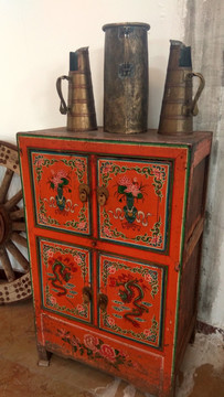 古铜壶木柜