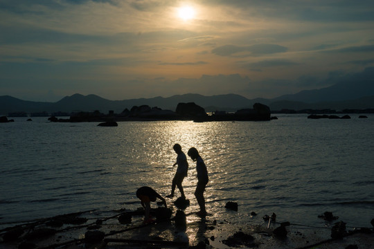 夕阳大海儿童嬉戏