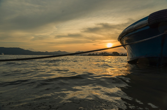 绳索夕阳大海小船