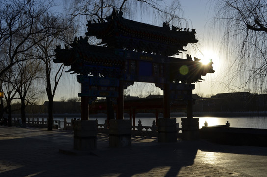北京 北海公园 夕阳 牌坊