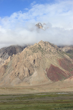 帕米尔高原云雾缭绕的山峰