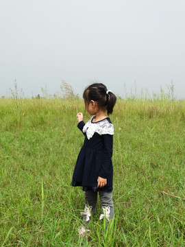 草坪上的小女孩