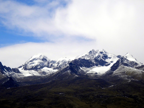 巍峨的念青唐古拉山主峰