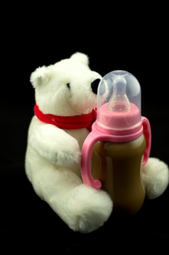 奶瓶装咖啡 黑底 小熊玩偶