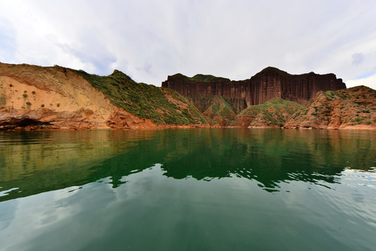 李家峡水库倒影