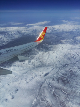 航班飞机 机翼蓝天白云雪山
