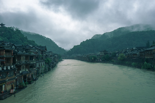 雨季凤凰古城