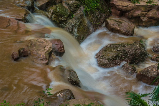 小溪流水